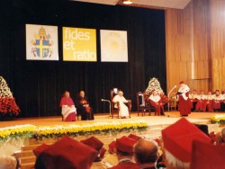 W czasie spotkania rektorów uczelni polskich z Ojcem Świętym Janem Pawłem II   UMK w Toruniu, 7 V 1999 r.